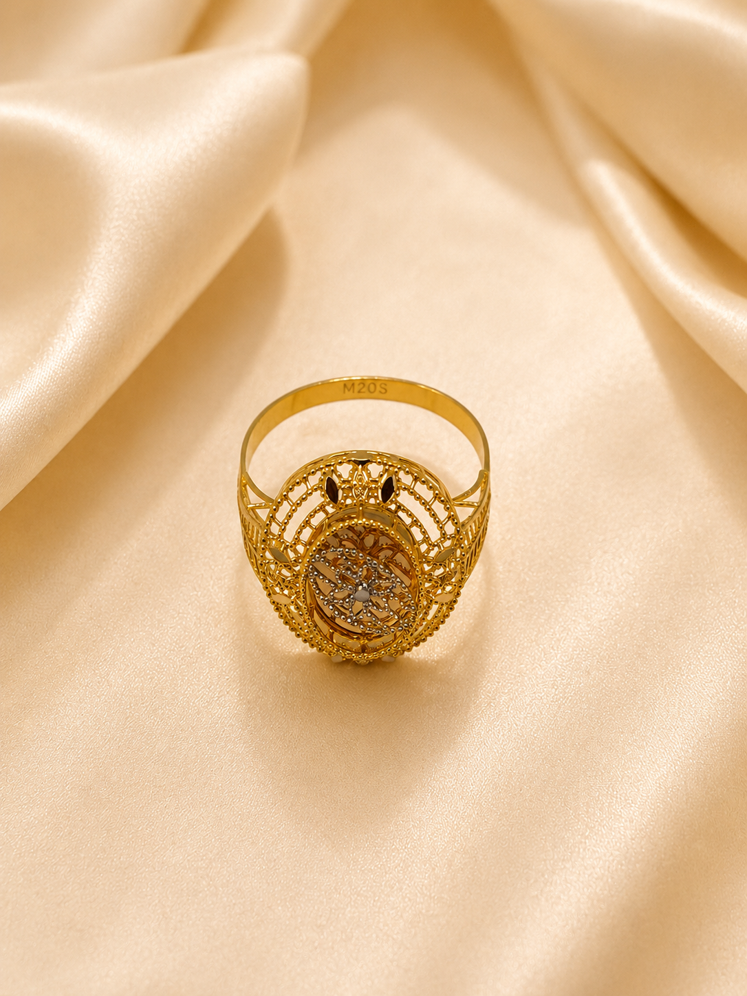 Majestic Oval Medallion Ring – Intricate Gold Lattice Mesh Ring
