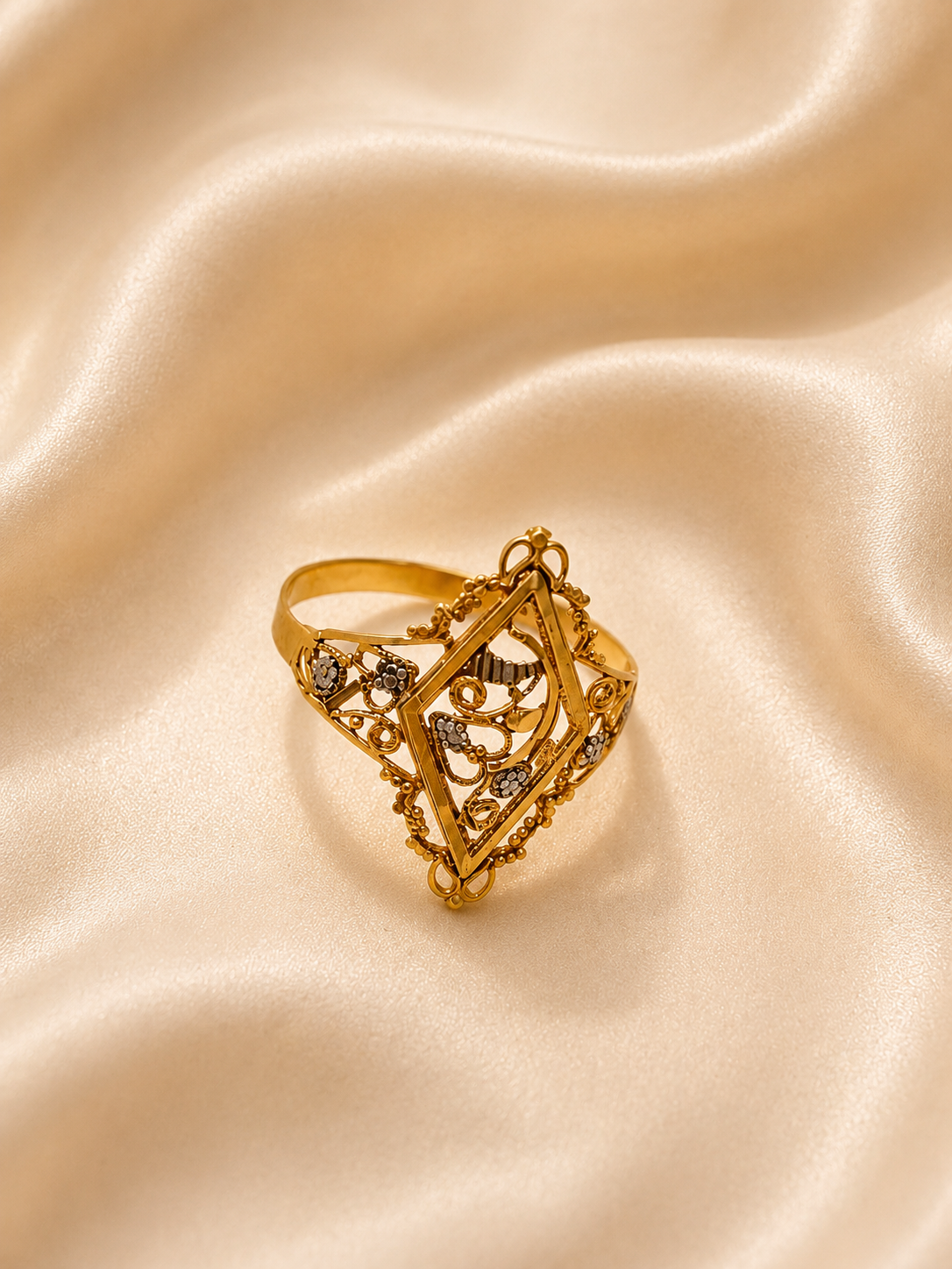 Vintage Diamond Shield Ring – Intricate Gold Marquise Filigree Ring