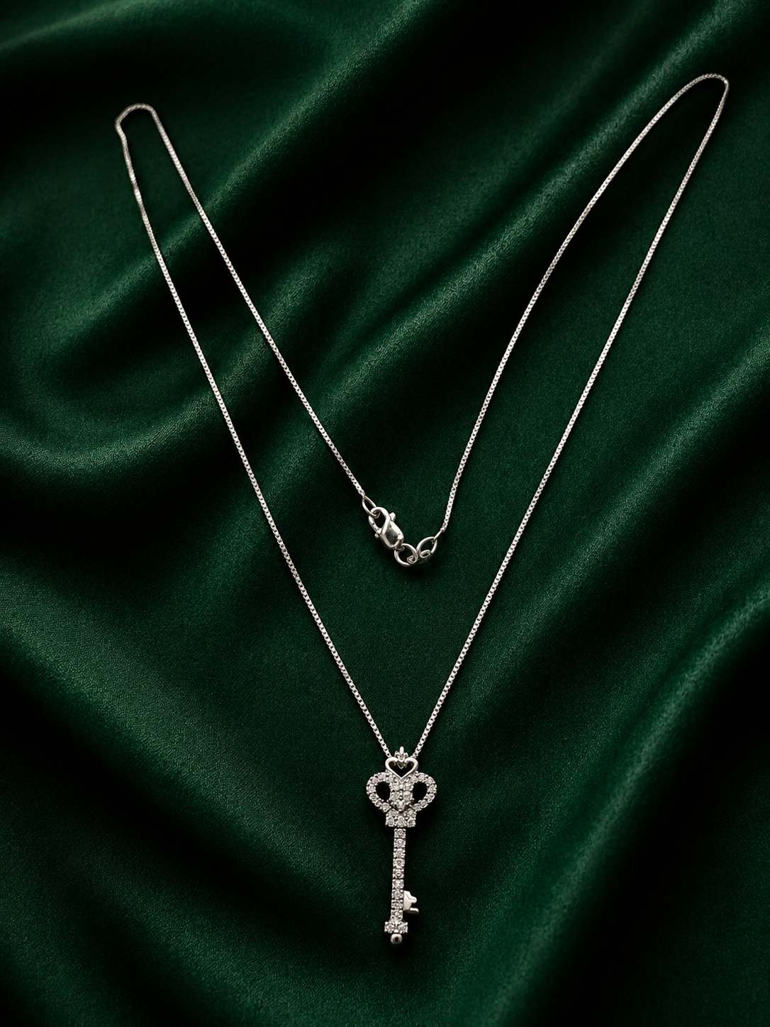 Luxury Silver Royal Key Charms Necklace – Vintage-Inspired Romantic Pendant