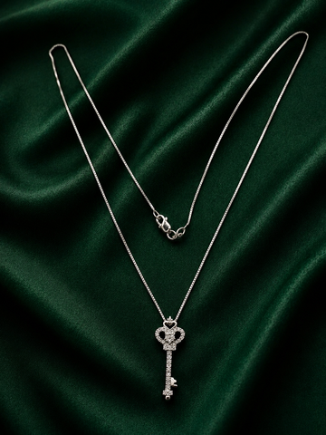 Luxury Silver Royal Key Charms Necklace – Vintage-Inspired Romantic Pendant