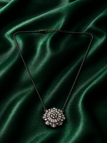 Vintage-Inspired Crystal Starburst Decó Pendant Necklace