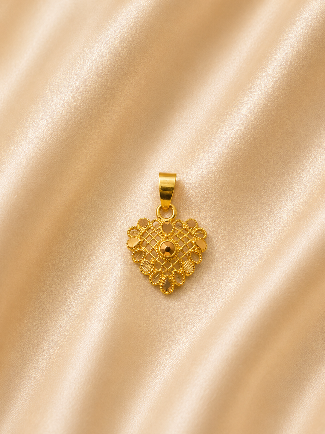 Elegant Gold Honeycomb Filigree Heart Pendant – Timeless Lattice Love Charm