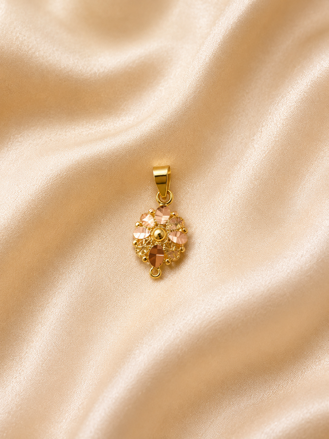 Royal Gold Diamond-Shaped Filigree Pendant – Intricate Vintage Medallion Charm