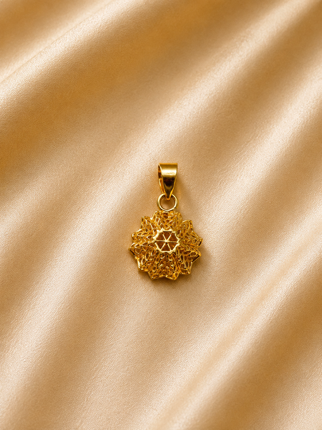Renaissance Lace Flower Pendant – Intricate Woven Gold Blossom